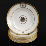 COMENDADOR LUIZ GOMES FERREIRA - LOTE COM SEIS PRATOS FUNDOS EM PORCELANA DE PARIS COM DECORAÇÃO ESTILO  E ÉPOCA RESTAURAÇÃO, REINADO CARLOS X DA FRANÇA. DECORADO COM ROSÁCEA EM OURO NA CALDEIRA, DELIMITADA POR MOLDURA EM OURO. A BORDA TEM LARGO BARRADO EM OURO, RESERVAS COM BRASÃO DE ARMAS DO COMENDADOR E LEGENDA EM LATIM SOLA NOBILITAS VIRTUS. EM LETRAS GÓTICAS INICIAIS DO PROPRIETÁRIO LGF. NA TRANSIÇÃO ENTRE A BORDA E A CALDEIRA, UM FILETE EM OURO. FRANÇA, DEC. 1820. 23 CM DE DIAMETRONOTA: COMENDADOR LUIZ GOMES FERREIRA foi um Rico negociante estabelecido em Londres, depois no Recife, tendo como residência o Palácio Mondego (demolido, ficava na atual Rua Visconde de Goiana, antiga rua do Cotovelo, no bairro da Boa Vista. No local encontra-se hoje o Colégio Salesiano Recife); conhecido como "Lord Esporas", por andar com esporas de ouro pelas ruas do Recife. O DIÁRIO DE PERNAMBUCO, de quarta-feira, 26 de fevereiro, n 329, ano de 1834 traz o seguinte anúncio: "Precisa-se de um feitor que saiba podar, enxertar, e tudo o mais de seu ofício, dá-se de comer, e bom ordenado, quem estiver nestas circunstâncias. Dirija-se ao Mondego, sítio de Luiz Gomes Ferreira. Em 1821 o Comendador foi baleado no Recife, quando acompanhava o Governador da Província, Luiz do Rego Barreto, ocasião em que os pernambucanos voltavam a rebelar-se contra a Coroa portuguesa. Casou-se em primeiras núpcias com Francisca Mariana do Espírito Santo, que  faleceu   no Recife. Desse casamento nasceu LUIZ GOMES FERREIRA (CHAMADO 3. POR SER PRECEDIDO DE SEU PAI E BISAVÔ HOMÔNIMOS). LUIZ GOMES FERREIRA NETO, filho do COMENDADOR LUIZ GOMES FERREIRA foi Chefe de Gabinete do Duque de Caxias, quando foi ministro da Guerra e Presidente do Conselho de Ministros do Império entre 1861 e 1862. O segundo casamento do COMENDADOR LUIZ GOMES FERREIRA foi registrado em 1821 na Cidade do Recife com dona  EMÍLIA CONSTANÇA DE MORAES SILVA a encomenda desse aparelho provavelmente foi feita por ocasião dessas núpcias.