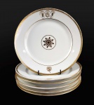 COMENDADOR LUIZ GOMES FERREIRA - LOTE COM SEIS PRATOS RASOS EM PORCELANA DE PARIS COM DECORAÇÃO ESTILO  E ÉPOCA RESTAURAÇÃO, REINADO CARLOS X DA FRANÇA. DECORADO COM ROSÁCEA EM OURO NA CALDEIRA, DELIMITADA POR MOLDURA EM OURO. A BORDA TEM LARGO BARRADO EM OURO, RESERVAS COM BRASÃO DE ARMAS DO COMENDADOR E LEGENDA EM LATIM SOLA NOBILITAS VIRTUS. EM LETRAS GÓTICAS INICIAIS DO PROPRIETÁRIO LGF. NA TRANSIÇÃO ENTRE A BORDA E A CALDEIRA, UM FILETE EM OURO. FRANÇA, DEC. 1820. 25,5 CM DE DIAMETRONOTA: Alexandre estudou na Universidade de Coimbra. Foi conselheiro de Dona Maria I e recebeu a Ordem de Cristo. Tudo indica que Alexandre exerceu a arte da cirurgia em Vila Rica, como seu pai. No inventário do comerciante João Gonçalves Baptista, em Vila Rica, aparece o registro de seis livros de cirurgia que deveriam ser entregues a Alexandre Gomes Ferreira, que os encomendara, pelos quais pagaria dez oitavas. Alexandre casou-se no Brasil com Cândida Florinda de Oliveira Belo e teve três filhos, José, Luís (O COMENDADOR) e Maria Angélica. Anos depois estabeleceu-se na cidade do Recife. Seu cunhado o delator JOAQUIM SILVÉRIO DOS REIS seguiu seu caminho, foi viver no nordeste no Maranhão onde faleceu em  11 de fevereiro de 1819. Eis pois a trajetória da fortuna que fez do COMENDADOR LUIZ GOMES um dos homens mais ricos de Pernambuco não sem contar com seu mérito uma vez que tinha grande talento para negócios, assim como teve seu filho LUIZ GOMES FERREIRA III