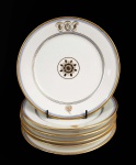 COMENDADOR LUIZ GOMES FERREIRA - LOTE COM SEIS PRATOS PARA SOBREMESA EM PORCELANA DE PARIS COM DECORAÇÃO ESTILO  E ÉPOCA RESTAURAÇÃO, REINADO CARLOS X DA FRANÇA. DECORADO COM ROSÁCEA EM OURO NA CALDEIRA, DELIMITADA POR MOLDURA EM OURO. A BORDA TEM BARRADO EM OURO, RESERVAS COM BRASÃO DE ARMAS DO COMENDADOR E LEGENDA EM LATIM SOLA NOBILITAS VIRTUS. EM LETRAS GÓTICAS INICIAIS DO PROPRIETÁRIO LGF. NA TRANSIÇÃO ENTRE A BORDA E A CALDEIRA, UM FILETE EM OURO. FRANÇA, DEC. 1820. 23,3  CM DE DIAMETRO.