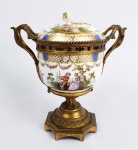 MEISSEN  BELO POT-POURRI EM PORCELANA COM GUARNIÇÕES EM BRONZE ORMOLU. RIQUÍSSIMA DECORAÇÃO COM PINTURA MANUAL REPRESENTANDO CENAS IDÍLICAS. FARTOS ARREMATES EM OURO REMATADOS POR GUIRLANDA FLORAL. ENTRE A TAMPA E O BOJO O BRONZE POSSUI FENESTRAS PARA DISSIPAR A FLAGRÂNCIA. BRONZE COM ALÇAS ELEVADAS, PEGA COM FEITIO DE BOTÃO FLORAL. MARCAS DA MANUFATURA DE MEISSEN SOB A BASE. ALEMANHA, FINAL DO SEC. XIX. 22 X 20 CM.NOTA: Pot-pourri ( um termo originalmente utilizado para fazer referência a um jarro com uma mistura de pétalas de flores secas e especiarias utilizada para perfumar o ar).