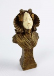 E.  BERNAUD -  BRONZE CHISELEFANTINO  BELA ESCULTURA EM BRONZE EM MARFIM ESTILO ART NOUVEAU. REPRESENTA HERMA DE MULHER TRAJANDO-SE A MANEIRA DO PERÍODO ELIZABETHANO. ASSINADO PELO ARTISTA. FRANÇA, SEC. XIX. 11 CM DE ALTURA
