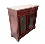 MÓVEL DUNQUERQUE EM JACARANDÁ ESTILO IMPÉRIO BRASILEIRO.TAMPO EM MÁRMORE DE CARRARA. DECORADO COM ELEGANTES ENTALHES. PORTAS ESPELHADAS. LATERAIS COM COLUNAS. BRASIL, SEGUNDA METADE DO SEC. XIX. 95 X 40 X 96 CM. (A SER RETIRADO EM  ALPHAVILLE 2 EM SÃO PAULO). Há uma trinca no mármore.