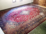 ISFAHAM Grande e belo tapete produzido em lã sobre algodão. Reprodução de flores, adornado com um medalhão central. LINDAS CORES E PADRÃO DECORATIVO! 430 X 298 CM