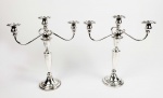 GRANDE PAR DE CANDELABROS EM PRATA DE LEI TEOR 925 COM MARCAS DO PRATEIRO HARLOOM. BRAÇOS DO TIPO SERPENTINA. CORPO COM FEITIO DE BALAUSTRE. DECORADO COM DISCRETAS ROCAILLES RELEVADAS. EUA, SEC. XIX. 34 CM DE ALTURA. PEQUENAS MOSSAS.
