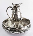 CHISTOFLE  SUNTUOSO GOMIL DE GRANDE DIMENSÃO COM SUA LAVANDA EM METAL ESPESSURADO A PRATA. ELEGANTE FEITIO FACETADO. DECORADO COM LAURÉIS RELEVADOS. A LAVANDA TEM FEITIO MUITO ELEGANTE, COM BORDA RECORTADA, CIRCUNDADA POR LAURÉIS , GREGA E FACETAS NO TERÇO INFERIOR. ESTÁ EM ÓTIMO ESTADO DE CONSERVAÇÃO. PEÇA MAGNÍFICA. FRANÇA, DEC. 1870. 40 CM DE DIAMETRO (O GOMIL)
