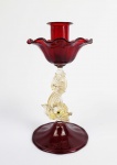 BAROVIER (ATRIBUIDO)  BELA ESCULTURA EM VIDRO ARTÍSTICO DE MURANO. FUSTE COM FEITIO DE PEIXE COM INCLUSÃO DE  PÓ DE OURO. BASE E PARTE SUPERIOR EM VERMELHO. ITALIA, MEADOS DO SEC. XX. 20 CM DE ALTURA