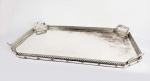 MUITO GRANDE TABULEIRO BAR EM METAL ESPESSURADO A PRATA. GALERIA VAZADA. OS FLANCROS SÃO ESCANTEADOS E DOTADOS DE ALÇAS. FUNDO REVESTIDO EM MADEIRA. EUROPA, INICIO DO SEC. XX. 100 X 63 CM algum desgaste setorizado na prata em um uma parte do plano, pode ser resolvido com colocação de um espelho na bandeja.