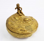 BELA CAIXA EM BRONZE ORMOLU SIMULANDO PRAIA ONDE ESTÃO MENINO E CARANGUEJO. EUROPA, SEC. XIX. 18 CM DE COMPRIMENTO.