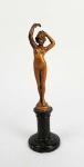 BRONZE AUSTRÍACO - BELA ESCULTURA EM BRONZE ORMOLU COM BASE EM ONIX. MULHER DESNUDA. ESTILO E ÉPOCA ART NOUVEAU. IMPÉRIO AUSTRO HÚNGARO, SEC. XIX. 15 CM DE ALTURA