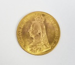 CINCO LIBRAS EM OURO 22 K  DITA LIBRÃO - RAINHA VITÓRIA (39,7 G) - MUITO RARA MOEDA DE 5 LIBRAS COM DATA PARA O ANO DE 1887. MOSTRA NO ANVERSO A CHAMADA CABEÇA DO JUBILEU COMEMORATIVA DOS 50 ANOS DO REINADO DA RAINHA VITORIA E A INSCRIÇÃO: VICTORIA DG BRIT REG FD. A RAINHA É REPRESENTADA CINGINDO SUA FAMOSA PEQUENA COROA ENQUANTO O REVERSO MOSTRA SÃO jORGE MATANDO O DRAGÃO. ESTÁ EM ÓTIMO ESTADO.36 MM, 49,7 G  NOTA: Poucas e raras são as moedas de 5 libras também chamadas 5 guinéus já cunhadas. No período da RAINHA VITORIA em mais de 60 anos de reinado foram apenas três. A primeira em 1869 (raríssima e extremamente cara). A segunda moeda de 5 libras da Rainha Vitória foi cunhada em 1887 (do qual o exemplar apregoado nesse lote faz parte) tem a chamada cabeça do jubileu comemorativa dos 50 anos de reinado da monarca. A última moeda de cinco libras de Vtória é de 1893 com o anverso usando a "cabeça velha" ou "cabeça com véu"  da rainha, com a legenda VICTORIA DEI GRA BRITT REGINA FID DEF IND IMP . A partir de então todos os monarcas fizeram suas cunhagens, mas são provas de cunhagem de muito baixa tiragem e portanto com preços cada vez mais elevados. A rainha Elizabeth II cunhou em 1953 e 1957 mas não foram liberadas ao público como resultado já valem de  250.000  a  500,000 libras.