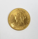 cINCO LIBRAS EM OURO 22 K  DITA LIBRÃO (39,7G) - RAINHA VITÓRIA - MUITO RARA MOEDA DE 5 LIBRAS COM DATA PARA O ANO DE 1893. MOSTRA NO ANVERSO A CHAMADA CABEÇA COM VÉU DOU CABEÇA VELHA DA RAINHA VITÓRIA  E A INSCRIÇÃO: VICTORIA DEI GRA BRITT REGINA FID DEF IND IMP. O REVERSO MOSTRA SÃO JORGE  MATANDO O DRAGÃO. ESTÁ EM ÓTIMO ESTADO.36 MM, 39,7  G    NOTA: Poucas e raras são as moedas de 5 libras também chamadas 5 guinéus já cunhadas. No período da RAINHA VITORIA em mais de 60 anos de reinado foram apenas três. A primeira em 1869 (raríssima e extremamente cara). A segunda moeda de 5 libras da Rainha Vitória foi cunhada em 1887  tem a chamada cabeça do jubileu comemorativa dos 50 anos de reinado da monarca. A última moeda de cinco libras de Vitória é de 1893  (do qual o exemplar apregoado nesse lote faz parte) com o anverso usando a "cabeça velha" ou "cabeça com véu"  da rainha, com a legenda VICTORIA DEI GRA BRITT REGINA FID DEF IND IMP . A partir de então todos os monarcas fizeram suas cunhagens, mas são provas de cunhagem de muito baixa tiragem e portanto com preços cada vez mais elevados. A rainha Elizabeth II cunhou em 1953 e 1957 mas não foram liberadas ao público como resultado já valem de  250.000  a  500,000 libras.