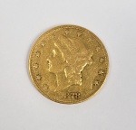 MOEDA DE 20 DOLARES EM OURO, DOS ESTADOS UNIDOS DA AMÉRICA  DATADA DE 1872. CUNHADA EM OURO 22 K PELA CASA DA MOEDA DE SÃO FRANCISCO (LETRA S). ANVERSO TEM A CABEÇA DA LIBERDADE O REVERSO TEM A ÁGUIA AMERICANA. MOEDA MUITO BONITA, EMBLEMÁTICA E EM  MUITO BOAS CONDIÇÕES. 34 MM. 33,3 GNOTA: A Moeda de Ouro de $ 20  Liberty Head de 1872 foi cunhada na Filadélfia, em Carson City e em São Francisco onde foi cunhada a maior parte.  Claro, isso não é surpreendente, visto que a casa da moeda de São Francisco fica no coração da região da Gold Rush na Califórnia. As moedas de ouro foram usadas principalmente no oeste, embora tenham alguma circulação ao longo da costa leste. Claro, $ 20 era uma grande soma de dinheiro na década de 1870 e, como tal, as moedas eram usadas principalmente durante grandes transações, na maioria das vezes relacionadas com bancos.  As moedas de ouro de US $ 20 da Liberty Head, independentemente de sua condição, são uma captura valiosa para qualquer colecionador, mas deve-se afirmar que os colecionadores, sem dúvida, preferem colocar as mãos nas moedas que foram bem preservadas ao longo dos anos. Infelizmente, muitas não sobreviveram em grande forma.
