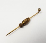 ALFINETE DE GRAVATA EM OURO COM DIAMANTE. 0,7 G. (PESO DO OURO).