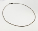 BELO COLAR EM OURO BRANCO TEOR 18K. 42 CM DE COMPRIMENTO. 18,2 G.
