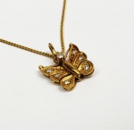MIRIAM MAMBER - CORDÃO EM OURO 18K COM PENDENTE DE BORBOLETA CRAVEJADA COM BRILHANTES. 41 CM DE COMPRIMENTO. 3,8 G