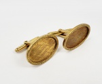 PAR DE ABOTOADURAS EM OURO 18 K. FEITIO DE ELIPSE COM 2,3 CM DE COMPRIMENTO. 9,9 G