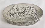 GRANDE CAIXA EM PRATA DE LEI COM LINDA DECORAÇÃO REPRESENTANDO PUCCI SOBRE CARNEIRO. LATERAL DECORADA EM RELEVO. EUROPA, INICIO DO SEC. XX. 17 CM DE LARGURA. 275 G