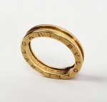 BVLGARI ICÔNICO ANEL EM OURO AMARELO 18K MODELO B ZERO 1 DA LUXUOSA MANUFATURA BVULGARI COM AS MARCAS DO FABRICANTE. INSPIRANDO-SE NO ANFITEATRO MAIS FAMOSO DO MUNDO, O COLISEU, O ANEL B.ZERO1 É UMA VERDADEIRA DECLARAÇÃO DA VISÃO CRIATIVA DA BULGARI, DESAFIANDO A PRÓPRIA ESSÊNCIA DO DESIGN DE JOIAS. A PUREZA DE SUA ESPIRAL INCONFUNDÍVEL É UMA METÁFORA PARA A HARMONIA ENTRE PASSADO, PRESENTE E FUTURO - REFLETIDA NA MAGNIFICÊNCIA DA CIDADE ETERNA - E EMBLEMA DO ESPÍRITO PIONEIRO DA COLEÇÃO. ARO 25. 7,8 G