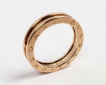 BVLGARI ICÔNICO ANEL EM OURO ROSE 18K MODELO B ZERO 1 DA LUXUOSA MANUFATURA BVULGARI COM AS MARCAS DO FABRICANTE. INSPIRANDO-SE NO ANFITEATRO MAIS FAMOSO DO MUNDO, O COLISEU, O ANEL B.ZERO1 É UMA VERDADEIRA DECLARAÇÃO DA VISÃO CRIATIVA DA BULGARI, DESAFIANDO A PRÓPRIA ESSÊNCIA DO DESIGN DE JOIAS. A PUREZA DE SUA ESPIRAL INCONFUNDÍVEL É UMA METÁFORA PARA A HARMONIA ENTRE PASSADO, PRESENTE E FUTURO - REFLETIDA NA MAGNIFICÊNCIA DA CIDADE ETERNA - E EMBLEMA DO ESPÍRITO PIONEIRO DA COLEÇÃO. ARO 27. 8,5 G