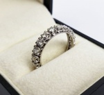 BELISSIMA ALIANÇA EM OURO BRANCO CRAVEJADA A TODA VOLTA COM  20 BRILHANTES COM 7 PONTOS CADA.1,4 CT NO TOTAL. PEDRAS BRANCAS E VÍVIDAS. ARO 21. 4,1 G