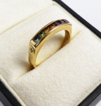 H STERN - ALIANÇA EM OURO AMARELO 18K COM CRAVAÇÃO  DE PEDRAS BRASILEIRAS. ARO 21, 3,6 G