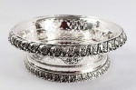 LINDA CESTA PARA PÃES COM GALERIA EM PRATA DE LEI FENESTRADA  E FUNDO EM METAL ESPESSURADO A PRATA DECORADA COM FLORES E GODRONS RELEVADOS. ELEGANTE FORMATO! EUROPA, INICIO DO SEC. XX. 28 CM DE  DIAMETRO. 870 G
