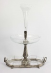WMF  GRANDE CENTRO DE MESA EM METAL ESPESSURADO A PRATA  COM GUARNIÇÃO EM VIDRO ARTÍSTICO MOULLE. CONSTRUÍDO EM TRÊS ESTÁGIOS. MAGNIFICO E ELEGANTE! ALEMANHA, INICIO DO SEC. XX. 55 (H) X 43 CM (C)