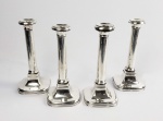 SUNTUOSO SET DE CASTIÇAIS EM PRATA DE LEI ESTILO E ÉPOCA ART DECO. MARCA EUROPÉIAS NÃO IDENTIFICADAS, UM LEÃO RAMPANTE EM ESCUDO E MARCAS DO PRATEIRO. RARAMENTE SÃO ENCONTRADOS CONJUNTOS COM QUATRO CASTIÇAIS. BASE EM PLATEAU. EUROPA, INICIO DO SEC. XX. 24 CM DE ALTURA