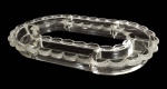 LALIQUE   SUNTUOSO CENTRO DE MESA EM CRISTAL CONSTITUÍDO POR FLOREIRAS EM MÓDULO RETAS E CURVAS. PEÇA CATALOGADA. MARCAS DA MANUFATURA ASSIDADAS. EXCELENTE ESTADO DE CONSERVAÇÃO!  FRANÇA, INICIO DO SEC. XX. 52 X 34 CM.NOTA: René Jules Lalique (1860 - 1945) foi um mestre vidreiro e joalheiro francês. Teve um grande reconhecimento pelas suas originais criações de joias, frascos de perfume, copos, taças, candelabros, relógios, etc., dentro do estilo modernista, (Art nouveau e Art déco). A fábrica que fundou funciona ainda e o seu nome ficou associado à criatividade e à qualidade, com desenhos tanto faustosos como discretos. Depois de ter aberto uma loja na Place Vendôme de Paris, concebe frascos de perfume em vidro, sendo assim o primeiro a imaginar a comercialização de um produto tão emblemático de luxo e do refinamento numa embalagem igualmente delicada e esplêndida. Mas também pensou produzir estes belos objetos em grandes séries, fazendo a sua arte acessível a um número crescente de pessoas. Em 1914, com a eclosão da I Grande Guerra reconverteu a sua fábrica de vidro para produzir material médico para hospitais e farmácias em um esforço de guerra. René Lalique não se contentava com desenhar os seus modelos, e construiu também uma fábrica em Wingen-sur-Moder para produzir em grandes quantidades, patenteando diversos processos novos de fabrico de vidro e vários efeitos técnicos, como o satinado Lalique ou o vidro opalescente. A excelência das suas criações e o gosto que aplicava às suas obras valeram-lhe ser encarregado da decoração interior de numerosos navios, trens como o Expresso do Oriente, igrejas como a de São Nicásio de Reims e numerosas construções religiosas e civis. René Lalique foi o primeiro a esculpir o vidro para grandes obras monumentais, como as portas do Hotel Alberto I de Paris ou as fontes dos Campos Elíseos.