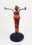 LOETZ/RICHARD  BELA BASE DE LUMINÁRIA EM VIDRO ARTÍSTICO FUNDO PREDOMINANTEMENTE LARANJA COM DECORAÇÃO DE FLORES E RAMAGENS. ESTILO E ÉPOCA ART DECO. GUARNIÇÃO EM METAL COM ARREMATE EM OURO. IMPÉRIO AUSTRO HUNGARO, INICIO DO SEC. XX. 23 CM DE ALTURANOTA: O grande sucesso das peças produzidas em Cameo Glass por Gallé e Daum, além de outros representantes da escola de Nancy redundaram em encomendas desse gênero para LOETZ que empregava como técnica dominante em seu trabalho a produção em vidro artístico ao gosto Austríaco. O mercado voltou-se de tal forma para o Cameo Glass que Loetz para atender a sua demanda passou a fabricar peças com a técnica de Nancy mas como eram peças de encomenda para um encomendante francês os exemplares produzidos por ele eram assinados com o pseudônimo RICHARD.