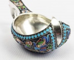 RUSSIA IMPERIAL PRATA DE LEI  NIKOLAI STRULEV - LINDO KOVSH EM PRATA DE LEI ESMALTADA DECORADA COM PADRÃO DE FOLHAGENS GIRATÓRIAS EMOLDURAS POR DUAS FILEIRAS DE CONTAS DECORATIVAS DE TURQUESA. MARCAS DO PRATEIRO NOLOLAI STRULEV DA CIDADE DE MOSCOU E CHANCELA DO ENSAIADOR IVAN SERGEYEVICH LEBEDKIN COM FUNÇÃO ENTRE 1898 E 1914. O KOVSH É UM OBJETO DE ALTO COLECIONISMO MUNDIAL E ATINGE NOS MAIS IMPORTANTES LEILÕES DO MUNDO CIFRAS QUE ALCAÇAM MILHARES DE LIBRAS COMO OS DA CHRISTIE (https://www.christies.com/lotfinder/Lot/a-russian-silver-gilt-and-cloisonne-enamel-kovsh-5444611-details.aspx). MOSCOU, RÚSSIA IMPERIAL, SEC. XIX/XX. 11 CM DE COMPRIMENTO. NOTA: O Kovsh é um utensilio com feitio de nave típico da Rússia. Era oval como um barco com uma única alça. Originalmente o Kovsh era feito de madeira e usado para servir e beber hidromel, conforme objetos arqueológicos escavados a partir do século X. O Kovsh de metal começou a aparecer por volta do século XIV, embora também continuasse a ser esculpido em madeira e frequentemente pintado com estilo campônio . No século XVII, o Kovsh era frequentemente um ornamento em vez de objeto de uso prático, e no século XIX foi elaboradamente fundido em metais preciosos para apresentação como um presente oficial do governo czarista. Os kovshi maiores, conhecidos como vynosny, eram compartilhados entre os companheiros de jantar, os menores conhecidos como piti eram dados a cada convidado. Os kovshi menores, de tamanho individual, eram às vezes utilizados como uma concha, usados para despejar a bebida de um kovsh maior. Para fins de apresentação, os kovshi menores usados como conchas eram frequentemente enganchados no lado do kovshi maior. Talvez a forma mais famosa de kovshi seja a zhalovannye. Esta forma de kovshi era popular por volta do século dezenove que é a forma do presente item apresentado no lote. Os zhalovannye quase perderam a sua função como taças e começaram a ser feito para fins decorativos. Eles foram freqüentemente concedidos como presentes dos czares a leais defensores do império, muitas vezes o zhalovannye teria sido gravado com o nome do destinatário ao lado. Um exemplo do presente de um kovshi é o czar Pedro I, o Grande, que apresenta a Frederico Augusto I da Saxônia um lindo kovshi feito de ouro e Niello, maravilhosamente decorado com pérolas e safiras.