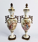 SEVRES  BELO PAR DE ÂNFORAS EM PORCELANA COM GUARNIÇÕES EM BRONZE ORMOLU. FUNDO NA TONALIDADE BRANCA COM ARREMATES EM OURO. CORPO DECORADO COM RESERVAS CONTENDO  LINDAS CENAS IDÍLICAS EW PAISAGENS COM CENAS LACUSTRES. ASSINADAS W. GRAVEY. MARCAS DA MANUFATURA DE SEVRES SOB A BASE. FRANÇA, SEC. XIX. 32 CM DE ALTURA.