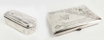 RUSSIA IMPERIAL PRATA DE LEI  DUAS BELAS CAIXAS EM PRATA DE LEI SENDO UMA CIGARREIRA COM MARCAS PARA CIDADE DE MOSCOU DECORADA COM GUILLOCHES FLORAIS E FECHO COM PEDRA AZUL E UMA TABAQUEIRA COM ARREMATES EM NIELLO MARCAS PARA 1867 REPRESENTANDO PALÁCIO IMPERIAL DE SÃO PETERSBURGO. RÚSSIA, SEC. XIX E INICIO DO XX.