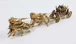 LINDA CARRUAGEM EM PRATA DE LEI COM VERMEIL. REPRESENTA CARRUAGEM DA IMPERATRIZ CATARINA A GRANDE E DUAS PARELHAS DE CAVALO. MARCAS APÓCRIFAS PARA SÃO PETESBURGO ASSIM COMO POSSUI MARCAS APÓCRIFAS DE JULIUS ALEXANDER RAPPOPORT, ARTIFICE CHEFE DE FABERGE. 24 CM DE COMPRIMENTO. 315 G
