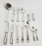 BELO FAQUEIRO EM PRATA DE LEI COM MARCAS PARA ITALIA, CIDADE DE PÁDOVA. COM LINHAS CLÁSSICAS  E DISCRETAS ESSE FAQUEIRO PRESTA-SE PERFEITAMENTE AO USO ATUAL. DOTADO DE  89 PEÇAS SENDO: 11 FACAS PARA CARNE, 12 GARFOS DE JANTAR, 12 COLHERES PARA SOPA, 12 COLHERES PARA SOBREMESA, 12 GARFOS PARA SOBREMESA, 12 FACAS PARA FRUTAS E SEIS TALHERES DE SERVIÇO (OS  PEGADORES DE SALADA SÃO MUIITO BONITOS TEM AS PARTES FUNCIONAIS EM ACRÍLICO), ITALIA, DEC. 1960. 3445 G SEM AS FACAS E COM ELAS 5535G