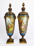 SEVRES - MAJESTOSO PAR DE ANFORAS POT-POURRI EM PORCELANA COM GUARNIÇÃO EM EXCEPCIONAL BRONZE ORMOLU. FUNDO NA TONALIDADE AZUL CELESTE REMATADO POR OURO. NAS DUAS FACES TEM RICAS REPRESENTAÇÕES EM ESMALTE. DE UM LADO JOVEM RETIRA NINHO COM PÁSSAROS DE UMA ÁRVORE  E NA OUTRA COLHE FRUTOS.  NAS FACES OPOSTAS LUXURIANTES FLORES. O BRONZE É MAGNIFICO LATERALMENTE TEM DUAS FIERAS DE PEROLADOS ENCIMADOS POR CABEÇAS DE CARNEIRO. AS BORDA SÃO FENESTRADAS PARA  DISSIPAÇÃO DO AROMA. AS TAMPAS SÃO SUNTUOSAS REMATADAS POR LAURÉIS QUE SE REPETEM NA BASE. O OURO ESTÁ EM OTIMO ESTADO, NÃO FOI LIMPO DA OXIDAÇÃO PARA FORNECER OPÇÃO AO ARREMATANTE. FRANÇA, CIRCA DE 1860. 48 CM DE ALTURA
