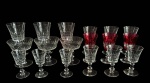 VAL SAINT LAMBER  MAGNÍFICO APARELHO EM CRISTAL FINAMENTE LAPIDADO. ELEGANTE LAPIDAÇÃO EM SULCOS HORIZONTAIS E VERTICAIS. FUSTE EM BALAÚSTRE. TAÇAS DE VINHO BRANCO SÃO NA TONALIDE ROSE. CURIOSAMENTE APESAR DE SER DO INICIO DO SEC. XX AINDA APRESENTA VÁRIAS TAÇAS COM OS SELOS DA MANUFATURA EM PAPEL COMO FORAM FEITOS ATÉ A DÉCADA DE 1930. COMPLETO PARA DEZ PESSOAS. COMPOSTO POR 56 PEÇAS SENDO: 10 TAÇAS PARA ÁGUA, 10 TAÇAS PARA VINHO TINTO, 10 TAÇAS PARA VINHO BRANCO (NA TONALIDADE ROSE), 10 TAÇAS PARA CHAMPAGNE, 10 TAÇAS PARA PORTO, 6 TAÇAS PARA LICOR, DECANTER E JARRA PARA ÁGUA.BÉLGICA, DEC. 20. 23 CM DE ALTURA (DECANTER)