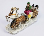 Sitzendorf  NAPOLEÃO E SEU GENERAL FAVORITO, GUDAN,  ABANDONAM  A RÚSSIA   GRANDE E REALISTA ESCULTURA EM PORCELANA DA MANUFATURA SITZENDORF, REPRESENTA NAPOLEÃO DEIXANDO A RÚSSIA APÓS AQUELA QUE SERIA SUA PRIMEIRA GRANDE DERROTA. O IMPERADOR É CONDUZIDO EM UMA TROIKA PUXADA POR TRÊS CAVALOS , ACOMPANHADO PELO GENERAL GUDAN QUE ACABARIA PERDENDO A VIDA AO RECEBER UM TIRO DE CANHÃO PERTO DA CIDADE DE SMOLENSKY. ASSINADA P. ZEH E COM A MARCA SITZENDORF. ALEMANHA, SEC. XIX. 37 CM DE COMPRIMENTONOTA: Num dia ensolarado de 1812 o maior exército que o mundo já conheceu  cruzou o rio Neman, na atual fronteira da Polônia com a Lituânia, aos gritos de "Vive l'Empereur!" Estavam ali para esmagar com uma força desproporcional, não para guerrear - o inimigo só tinha um terço de suas forças e estava dividido. E, o mais importante, não tinha Napoleão como líder. Eram 690 mil soldados de várias nacionalidades, dos quais só 300 mil eram franceses. Os demais eram poloneses, austríacos, italianos, prussianos e até 2 mil portugueses, recrutados entre simpatizantes do imperador. Como era comum na época, seguia com eles um cortejo de comerciantes, prostitutas, médicos e até esposas e filhos dos militares. Nem soldados, nem civis, nem Napoleão poderiam imaginar aquela hora, mas apenas um em cada sete deles voltaria vivo daquela campanha. A Rússia não é para principiantes e isso não era segredo para Napoleão e seus soldados. Pouco mais de um século antes, em 1709, o rei Carlos XII, da Suécia, havia perdido seu exército na Rússia de frio e fome. Por isso, o exército francês invadiu a Rússia no auge do verão, em 24 de junho de 1812. E o verão foi seu primeiro inimigo. As temperaturas frequentemente superam os 30 ºC, enquanto as noites duravam apenas 3 horas - foi "aproveitando" esse sol todo que Napoleão fez seus soldados marcharem 112 km nos dois primeiros dias da campanha. A essa velocidade, as carroças de suprimento ficaram para trás. Desidratada pela caminhada e sem alimentos e água, a tropa viu-se forçada a beber dos riachos pantanosos da região, pegando diarreia. As primeiras vítimas tombaram ao lado das fontes de água - e os soldados que vinham atrás também ficaram doentes. A pressa era justificada pela estratégia. "Napoleão não foi à Rússia para conquistar", diz o historiador César Machado Domingues. Ele queria simplesmente aniquilar o exército russo e conseguir uma aliança forçada com o czar Alexandre 1º. O primeiro alvo era a cidade de Vilnius, atual capital da Lituânia, onde estava o comando das tropas russas, inclusive o czar. Napoleão entrou na cidade em 28 de junho, mas o comando russo havia se mudado. Não só isso. Também haviam esvaziado armazéns e paióis de pólvora e queimado plantações nos arredores. Os franceses esperavam fazer o mesmo que em suas guerras anteriores: tomar alimentos das cidades e fazendas pelo caminho. O que sobrava da destruição russa só era aproveitado pelos soldados da frente da coluna - quem vinha atrás passava fome. Um comércio clandestino e gangues de ladrões passaram a agir. Os cavalos, que morriam às centenas, se tornaram o prato principal. A campanha prosseguiu assim - os russos regredindo e queimando tudo, os franceses sangrando lentamente de doenças, fome, sede, ataques de guerrilha e deserção massiva. "No caminho para Moscou, ainda no verão, os franceses perdiam em média 6 mil soldados por dia", escreveu o médico e historiador Achilles Rose (1839-1916) em seu livro A Campanha de Napoleão na Rússia. Após mais uma conquista estéril na cidade de Smolensk, em 18 de agosto, Napoleão decidiu rumar para Moscou. Mas isso os russos não aceitariam e, enfim, Napoleão teve sua batalha. A mais sangrenta de todas as guerras napoleônicas, a Batalha de Borodino, em 7 de setembro - dos 250 mil participantes, 80 mil morreram. Os russos recuaram mais uma vez, mas não foram aniquilados. Em 14 de setembro, Moscou pertencia a Napoleão. "Napoleão deve ter imaginado que havia vencido", diz César Domingues. Ele sentou-se no trono do Kremlin e esperou a rendição do czar. No mesmo dia, começou um incêndio, que os russos jamais admitiram ter causado, que destruiu 75% da cidade em 4 dias. O tempo ia esfriando, o Exército russo, se recompondo, e o czar não ofereceu paz. Em 18 de outubro, quando os franceses iniciaram a retirada, a temperatura estava por volta de 0 ºC. O plano era voltar pelo sul, mas os russos cortaram o caminho e os militares se viram forçados a voltar por onde vieram, começando pelo campo de Borodino, crivado de homens e cavalos em decomposição da batalha de um mês e meio antes. Se algo havia sobrado da destruição causada pelos russos, já havia sido consumido pelos franceses na ida. Diante de um frio que chegaria a -40 ºC, ninguém tinha roupas de frio, exceto as roubadas de Moscou - inclusive chapéus, sapatos, mantos e echarpes femininas. Os cavalos não tinham ferraduras adaptadas ao gelo, como as dos russos - escorregavam e quebravam as patas ou simplesmente não conseguiam puxar as cargas. A tropa se converteu em um bando de desesperados. Cavalos passaram a ser atacados e a carne era comida crua. Em seu livro de memórias, o sargento Adrien Bourgogne relata que um carro-ambulância teve seus cavalos devorados à noite pela tropa. De manhã, os feridos foram largados no caminho. Os soldados também tiravam nacos de carne de animais ainda vivos - amortecidos pelo frio, eles não reagiam. Bourgogne conta que um bando de soldados havia se fechado em um celeiro para evitar o frio. Eles se acumularam na porta para evitar que mais gente entupisse o lugar. Durante a noite, o celeiro pegou fogo. Quando o incêndio acabou, alguns soldados tomaram coragem de avançar para os corpos dos colegas, providencialmente "assados". O soldado alemão Jakob Walters (1788-1864) escreveu que viu um soldado que se aliviava de diarreia à beira da estrada ter suas calças roubadas - a vítima morreu de frio horas depois. Os franceses fugiam em desespero, mas os russos não haviam se esquecido deles. Em 26 de novembro, as tropas napoleônicas tiveram de atravessar o rio Berezina (na atual Bielorrússia). Os russos descobriram sua posição e atacaram no dia 29, com 60 mil homens, contra 40 mil soldados divididos entre as duas margens. Os franceses conseguiram escapar com seu imperador, destruindo as pontes improvisadas que haviam feito - mas ainda havia muitos deles do outro lado. Entre 25 mil e 45 mil civis e militares morreram ali - 10 mil deles empurrados pelos cossacos para dentro do rio congelado. Em 14 de dezembro, o esfarrapado exército de Napoleão chegou à Polônia. Sua tropa principal tinha 22 mil soldados, dos 690 mil que entraram na Rússia. O total de sobreviventes é cerca de 100 mil, contando as outras colunas do exército. Pessoas, armas e cavalos podiam ser substituídos, mas o dano irrecuperável foi à reputação de invencível de Napoleão, que acabou deposto e exilado na ilha de Elba (Itália) em 1814. Não foi apenas Napoleão que não aprendeu com seus antecessores. Em 22 de junho de 1941, Hitler invadiu a União Soviética, também esperando uma campanha fulminante que acabasse antes do inverno. Os nazistas estavam às portas de Moscou em dezembro, mas então veio o inverno, matando 150 mil alemães em poucos dias. Em homenagem aos serviços prestados, os russos deram uma promoção a seu inverno. Lá ele é conhecido como General Moroz - o temido General Inverno. Os cossacos não costumam entrar na conta do efetivo do Exército russo, mas como adicionais (costuma-se afirmar algo como "100 mil soldados e 20 mil cossacos"). Na verdade, eles nem são exatamente russos. Cossacos são sociedades independentes, democráticas e militaristas, originalmente de povos eslavos, que depois passaram a aceitar aventureiros de qualquer país - particularmente quem falasse línguas, soubesse fazer contas ou simplesmente fosse alfabetizado, talentos raros entre os nascidos entre eles. Os cossacos não eram súditos, mas aliados do czar - e se voltaram contra os russos em algumas ocasiões, como a Revolta de Pugachev, de 1774. Suas tropas tinham sua própria hierarquia e generais. Mas elas eram um tanto indisciplinadas, por isso os russos preferiam usá-los como forma de bagunçar e aterrorizar as linhas inimigas, e não como força de choque ou cavalaria regular. Os cossacos foram integrados à sociedade soviética à força por Josef Stalin, na década de 30, mas os descendentes ainda se orgulham do passado independente e aventureiro. (AVENTURAS NA HISTÓRIA: NAPOLEÃO NA RÚSSIA: A QUEDA DO GENERAL)