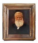 IMPERADOR DOM PEDRO II ( 1825-1891) OSM - RETRATO DO IMPERADOR DOM PEDRO II, CIRCA DE 1885. BELA E REALISTA PINTURA DO IMPERADOR QUE FOI RETRATADO COM SUA CARACTERISTICA INDUMENTÁRIA CIVIL, TRAJANDO CASACA. RETRATO MUITO EXPRESSIVO E BONITO! BRASIL, SEC. XIX. 77 X 61 CM (com a moldura) SEM ELA: 50 X 39 CMNOTA: DOM PEDRO II: Foi um grande imperador e sábio governante, aclamado como: o maior brasileiro, não por acaso também chamado de O MAGNÂNIMO. Foi antes um brasileiro com enorme senso patriótico extraordinário, dotado de grande amor pelo seu povo. Desde a tenra idade foi preparado para o poder, educado para isso, erudito, hábil em várias línguas. Sua mãe faleceu quando ele ainda tinha um ano de idade, o pai tinha abdicado do governo e voltou para Portugal para lutar na Revolução Liberal que acabou por entronizar naquele país sua filha e irmã de Dom Pedro II, a Rainha Dona Maria II de Portugal. Ficaram responsáveis por sua criação : Jose Bonifacio de Andrada (o tutor), Mariana Carlota de Verna Magalhaes Coutinho e Rafael, um veterano negro da Guerra da Cisplatina. Ainda criança teve uma rotina pesada de estudos, não lhe foi dado o direito da infância despreocupada, passava os dias estudando, com apenas duas horas livres para recreação. Acordava às 6h30 da manhã e começava seus estudos às sete, continuando até as dez da noite, quando ia para cama. Tomou-se grande cuidado em sua educação para formar valores e personalidade. Sua paixão por leitura lhe permitiu assimilar qualquer informação. Sua maioridade prematura acabou servindo para estabilizar o Brasil que atravessava um momento de muitos conflitos internos. Assumiu o império a beira da desintegração e transformou o Brasil numa potência emergente. Em grande parte o sucesso da nação deu-se exatamente pela estabilidade política, liberdade de expressão, com respeito aos direitos civis. Tinha como forma de governo uma funcional monarquia parlamentar constitucional. Sempre foi um monarca dedicado, indo pessoalmente visitar repartições públicas, por exemplo. Todos os súditos se impressionavam com a sua aparente auto-confiança. Sua atividade mais prazerosa era ir ao Colégio Dom Pedro II arguir os alunos, nunca escondeu que seu sonho era o de ser Professor. O imperador amadureceu com os anos, sua auto confiança foi crescendo e suas qualidades de caráter vieram a tona. Tornou-se não só imparcial e dedicado, mas também cortês, paciente e sensato. A medida que ele foi exercendo por completo sua autoridade imperial, suas novas habilidades sociais e dedicação ao governo contribuíram grandemente para a eficiência de sua imagem pública. Discreto com as palavras e sempre cordato no agir. era um trabalhador compulsivo, com uma rotina exigente e extenuante. Normalmente acordava as sete da manhã e não dormia antes das duas da madrugada do dia seguinte. Seu dia inteiro era reservado aos negócios de Estado e o pouco tempo livre disponível era gasto lendo e estudando. O imperador vestia-se de forma simples: uma casaca, calça e gravata pretas. Para ocasiões especiais ele usava o uniforme de gala e só aparecia vestido com o manto imperial e com a coroa e cetro duas vezes ao ano: na abertura e encerramento da Assembléia Geral. Obrigava políticos e funcionários públicos a seguirem seus exemplos de padrões exigentes. Exigia que os políticos trabalhassem oito horas por dia e adotou uma política exigente de seleção de funcionários públicos baseada na moralidade e mérito. Para dar a todos o padrão, ele próprio vivia de forma simples. Bailes e eventos de corte cessaram após 1852. Ele também recusou as reiteradas propostas para aumentarem o valor de sua remuneração, desde 1840, quando representava 3% dos gastos públicos, até 1889, quando havia caído para 0,5%. Ele recusava luxo, uma vez explicando: "Também entendo que despesa inútil é furto a Nação". Sua habilidade para resolver os conflitos internacionais foi sempre digna de destaque. O sucesso do Império em sua atuação em três crises internacionais aumentou consideravelmente a estabilidade e prestígio da nação, e o Brasil emergiu como um poder no hemisfério. Internacionalmente, os europeus começaram a enxergar o país como personificador de ideais liberais familiares, como liberdade de imprensa e respeito constitucional a liberdades civis. Sua monarquia parlamentarista representativa se firmava em grave contraste a mistura de ditaduras e instabilidade endêmica as demais nações da América do Sul durante este período. O país começou a gozar de estabilidade econômica e política; Pedro II não era uma simples figura ornamental como os monarcas da Grã-Bretanha e nem um autocrata à maneira dos czares russos. O imperador exercia poder através da cooperação com políticos eleitos, interesses econômicos e apoio popular. Esta interdependência e interação fizeram muito para influenciar a direção do reinado. Os mais notáveis sucessos políticos do imperador foram alcançados devido a maneira cooperativa e de não-confrontação quanto a interação com interesses diversos e com as figuras partidárias nos quais ele tinha que lidar. Ele era impressionantemente tolerante, raramente se ofendendo com críticas, oposição, ou mesmo incompetência. Ele era cuidadoso em nomear somente candidatos altamente qualificados para posições no governo, e buscava coibir a corrupção. Ele não tinha autoridade constitucional para forçar a aceitação as suas iniciativas sem o devido apoio, e sua maneira colaboradora quanto a governar manteve a nação progredindo e permitiu ao sistema político funcionar com sucesso. Sempre respeitou o parlamento, mesmo com as muitas resistências dos oposicionistas. O próprio imperador liderou os exércitos nos conflitos internacionais dos quais saiu vitorioso: Guerra do Prata, Guerra do Uruguai e Guerra do Paraguai. Pedro II decidiu ir à frente de batalha pessoalmente. Tanto o gabinete quanto a Assembleia Geral se recusaram a aquiescer ao desejo do imperador. Após receber também a recusa do Conselho de Estado, Pedro II fez o seu memorável pronunciamento: "Se os políticos podem me impedir que siga como imperador, vou abdicar e seguir como voluntário da Pátria"uma alusão aos brasileiros que se voluntariaram para ir a guerra e que ficaram conhecidos por toda a nação como "Voluntários da Pátria". O próprio monarca foi chamado popularmente de "Voluntário número um". O imperador partiu para o sul em Julho de 1865. Desembarcou no Rio Grande do Sul poucos dias depois e seguiu de lá por terra. A jornada foi realizada montada a cavalo e por carretas, e à noite o imperador dormia em tenda de campanha. Pedro II alcançou Uruguaiana, ocupada pelo exército paraguaio, em 11 de setembro. Quando de sua chegada, a força paraguaia já se encontrava cercada. O imperador cavalgou a uma distância de um tiro de rifle de Uruguaiana para demonstrar sua coragem, mas os paraguaios não o atacaram. Para evitar mais derramamento de sangue, ele ofereceu os termos de rendição ao comandante paraguaio, que os aceitou. A coordenação das operações militares pelo próprio imperador e seu exemplo pessoal teve um papel decisivo na repulsa à invasão paraguaia do território brasileiro. Havia uma crença generalizada de que a guerra estava próxima de seu fim e que a rendição de López era iminente. Antes de partir de Uruguaiana, ele recebeu o embaixador britânico Edward Thornton, que se desculpou publicamente em nome da rainha Vitoria e do governo britânico pela crise entre os dois Impérios. O imperador considerou suficiente esta vitória diplomática sobre a mais poderosa nação do mundo e reatou relações amistosas entre as duas nações. Ele retornou ao Rio de Janeiro e foi recebido com enormes celebrações. Foi aclamado e idolatrado por seu povo. Mais de 50 mil soldados brasileiros morreram e os custos da guerra foram equivalentes a onze vezes a receita anual do governo. No entanto, o país se encontrava tão próspero que o governo pôde quitar o débito em apenas dez anos. O conflito foi um estímulo para a produção e para o crescimento econômico nacional. Pedro II recusou a proposta da Assembleia Geral de erguer uma estatua equestre sua para comemorar a vitória e ao invés preferiu utilizar o dinheiro necessário para construir escolas de ensino primário. Sentia a necessidade de criar um sentimento de identidade nacional brasileira e criou: o instituto Histórico e Geográfico Brasileiro para promover pesquisa e preservação nas ciências históricas, geográficas, culturais e sociais. A Imperial Academia de Música e Ópera Nacional e o Colégio Pedro II, servindo como modelo para escolas por todo o Brasil. A Imperial Escola de Belas Artes, estabelecida por seu pai, recebeu maior apoio e fortalecimento. Pedro II providenciou bolsas de estudo para brasileiros frequentarem universidades, escolas de arte e conservatórios musicais na Europa. Financiou a criação do Instituto Pasteur, assim como a casa de ópera Bayreuth Festspielhaus de Wagner, além de outros projetos semelhantes. Seus esforços foram reconhecidos até no exterior. Darwin disse sobre ele: "O imperador faz tanto pela ciência, que todo sábio é obrigado a demonstrar a ele o mais completo respeito."O Brasil vivia uma época de grande prosperidade e paz. O Imperador defendia radicalmente a liberdade de expressão, incentivava os jornais da capital e província e via dessa forma uma maneira de manter conhecimento da opinião pública e da situação da nação. Sempre tinha contato direto com os súditos. Dava a oportunidade de audiências públicas regulares nas terças e sábados, onde qualquer do povo, até os escravos, podiam fazer parte e apresentar suas petições e contar os seus problemas. Visitava também escolas, colégios, prisões, fábricas, quartéis, etc. Foi um erudito, que promoveu de todas as formas o conhecimento, cultura, ciências. Era respeitado por grandes personalidades como Charles Darwin, Nietzsche, Graham Bell, Richard Wagner, Louis Pasteur, dentre tantos outros. Era um grande defensor da ciência, como comentou em seu diário que "Nasci para consagrar-me às letras e às ciências ", Se dedicava a antropologia, geografia, medicina, direito, religião, filosofia, pintura, escultura, teatro, música, química , poesia e tecnologia. Sua paixão linguística sempre fez com que estudasse novas línguas era fluente em português, latim, Frances, alemão, inglês, italiano, espanhol, grego, árabe, hebraico, sânscrito, chinês, provençal e tupi. Era admirado por grandes personalidades como Nietsche, Vitor Hugo. Foi membro da Academia de Ciências da Rússia, da Royal Society, da Academia de Ciências e Artes da Bélgica, dentre outras. O imperador nunca possuiu escravos. Ao longo de seu governo a população de escravos já havia caído pela metade. O grande problema que o imperador via em abolir definitivamente a escravidão era o possível impacto na economia nacional, visto que todos possuíam escravos do mais rico ao mais pobre. O imperador não tinha autoridade constitucional para diretamente intervir e por um fim na escravidão. Precisaria usar todos seus esforços para convencer, influenciar e ganhar o apoio do parlamento.Em 22 de maio de 1888, acamado e ainda se recuperando no exterior de uma doença, recebeu a notícia de que a escravidão havia sido abolida no Brasil. Com voz fraca e lágrimas nos olhos, murmurou: "Demos graças a Deus. Grande povo! Grande povo!" e desatou a chorar copiosamente. Pedro II retornou e desembarcou no Rio de Janeiro em 22 de agosto de 1888. O "país inteiro o recebeu com um entusiasmo jamais visto. Da capital, das províncias, de todos os lugares, chegaram provas de afeição e veneração." Com a devoção expressada pelos brasileiros com o retorno do imperador e da imperatriz da Europa, a monarquia aparentava gozar de apoio inabalável e parecia estar no ápice de sua popularidade. A nação brasileira desfrutava de grande prestígio no exterior durante os anos finais do Império. As Previsões de perturbações na economia e na Mão de Obra causadas pela abolição da escravatura não se realizaram e a colheita de café de 1888 foi bem-sucedida. Contudo, o fim da escravidão desencadeou em uma transferência explícita do apoio ao republicanismo pelos grandes fazendeiros de café. Detentores de grande poder político, econômico e social no país, os fazendeiros consideraram a abolição como confisco de propriedade privada. Para evitar uma reação republicana, o governo aproveitou o crédito fácil disponível no Brasil como resultado de sua prosperidade e disponibilizou grandes empréstimos a juros baixos aos cafeicultores, além de distribuir fartamente títulos de nobreza e outras honrarias a figuras políticas influentes que haviam se tornado descontentes. O governo também tomou medidas indiretas para administrar a crise com os militares revivendo a Guarda Nacional, que então existia praticamente apenas no papel. As medidas tomadas pelo governo alarmaram os republicanos civis e os militares positivistas. Estes entenderam as ações do governo como uma ameaça aos seus propósitos, o que os incitou à reação. Para ambos os grupos, republicanos e militares dissidentes, havia se tornado um caso de "agora ou nunca". Apesar de não haver desejo entre a maior parte da população brasileira para uma mudança na forma de governo, os republicanos civis passaram a pressionar os oficiais militares a derrubar a monarquia. Os positivistas realizaram um golpe de Estado em 15 de novembro de 1889 e instituíram uma república. As poucas pessoas que presenciaram o acontecimento não perceberam que se tratava de uma rebelião. A historiadora Lídia Besouchet afirmou que "raramente uma revolução havia sido tão minoritária." Durante todo o processo Pedro II não demonstrou qualquer emoção, como se não se importasse com o desenlance. Ele rejeitou todas as sugestões para debelar a rebelião feitas por políticos e militares. Quando soube da notícia de sua deposição, simplesmente comentou: "Se assim é, será minha aposentadoria. Trabalhei demais e estou cansado. Agora vou descansar". Ele e sua família foram mandados para o exílio na Europa, partindo em 17 de novembro. Houve resistência monarquista significante após a queda do Império, o qual foi sempre reprimida. Distúrbios contra o golpe ocorreram, assim como batalhas entre tropas monarquistas do Exército contra milícias republicanas. O novo regime suprimiu com rápida brutalidade e total desdenho por todas as liberdades civis quaisquer tentativas de criar um partido monarquista ou de publicar jornais monarquistas. Teve seus últimos dois anos de vida solitários e melancólicos, em Paris, vivendo em hotéis modestos com quase nenhum recurso, ajudado financeiramente pelo seu amigo Conde de Alves Machado, e escrevendo em seu diário sobre sonhos em que lhe era permitido retornar ao Brasil. Certo dia realizou um longo passeio pelo Rio Sena em carruagem aberta, apesar da temperatura extremamente baixa. Ao retornar para o hotel Bedford à noite, sentiu-se resfriado. A doença evoluiu nos dias seguintes até tornar-se uma pneumonia, que acabou levando-o a óbito. Suas últimas palavras foram: "Deus que me conceda esses últimos desejospaz e prosperidade para o Brasil." Enquanto preparavam seu corpo, um pacote lacrado foi encontrado no quarto com uma mensagem escrita pelo próprio imperador: "É terra de meu país; desejo que seja posta no meu caixão, se eu morrer fora de minha pátria". O pacote que continha terra de todas as províncias brasileiras foi colocada dentro do caixão. A Princesa Isabel desejava realizar uma cerimônia discreta e íntima, mas acabou por aceitar o pedido do governo francês de realizar um funeral de Estado. No dia seguinte, milhares de pessoas compareceram a cerimônia. Quase todos os membros da Academia Francesa, do Instituto de França, da Academia de Ciências Morais e da Academia de Inscrições e Belas-Artes também participaram. Representantes de outros governos, tanto do continente americano, quanto europeu se fizeram presentes, além de países longínquos como Turquia, China, Japão e Pérsia. Os membros do governo republicano brasileiro, "temerosos da grande repercussão que tivera a morte do imperador", negaram qualquer manifestação oficial. Contudo, o povo brasileiro não ficou indiferente ao falecimento de Pedro II, pois a "repercussão no Brasil foi também imensa, apesar dos esforços do governo para a abafar. Houve manifestações de pesar em todo o país: comércios fechados, bandeiras a meio pau, toques de finados, tarjas pretas nas roupas, ofícios religiosos". Foram realizadas "missas solenes por todo o país, seguidas de pronunciamentos fúnebres em que se enalteciam D. Pedro II e o regime monárquico". Os brasileiros se mantiveram apegados a figura do imperador popular a quem consideravam um herói e continuaram a vê-lo como o Pai do Povo personificado. Esta visão era ainda mais forte entre os brasileiros negros ou de ascendência negra, que acreditavam que a monarquia representava a libertação. O fenômeno de apoio contínuo ao monarca deposto é largamente devido a uma noção generalizada de que ele foi "um governante sábio, benevolente, austero e honesto" Esta visão positiva de Pedro II, e nostalgia por seu reinado, apenas cresceu a medida que a nação rapidamente caiu sob o efeito de uma série de crises políticas e econômicas que os brasileiros acreditavam terem ocorridas devido a deposição do imperador. Ele nunca cessou de ser considerado um herói popular, mas gradualmente voltaria a ser um herói oficial. Surpreendentemente fortes sentimentos de culpa se manifestaram dentre os republicanos, que se tornaram cada vez mais evidentes com a morte do imperador no exílio. Eles elogiavam Pedro II, que era visto como um modelo de ideais republicanos, e a era imperial, que acreditavam que deveria servir de exemplo a ser seguido pela jovem república. No Brasil, as notícias da morte do imperador "causaram um sentimento genuíno de remorso entre aqueles que, apesar de não possuirem simpatia pela restauração, reconheciam tanto os méritos quanto as realizações de seu falecido governante." Seus restos mortais, assim como os de sua esposa, foram finalmente trazidos ao Brasil em 1921 a tempo do centenário da independência brasileira em 1922 e o governo desejava dar a Pedro II honras condizentes aos de Chefe de Estado. Um feriado nacional foi decretado e o retorno do imperador como herói nacional foi celebrado por todo o país. Milhares participaram da cerimônia principal no Rio de Janeiro. O historiador Pedro Calmon descreveu a cena: "Os velhos choravam. Muitos ajoelhavam-se. Todos batiam palmas. Não se distinguiam mais republicanos e monárquicos. Eram brasileiros" Esta homenagem marcou a reconciliação do Brasil republicano com o seu passado monárquico. Os historiadores possuem uma grande estima por Pedro II e seu reinado. A literatura historiográfica que trata dele é vasta e, com a exceção do período imediatamente posterior a sua queda, enormemente positiva, e até mesmo laudatória. O imperador Pedro II é considerado por vários historiadores o maior de todos os brasileiros. De uma maneira bem similar aos métodos que foram usados pelos republicanos do começo do século XX, os historiadores apontam as virtudes do imperador como exemplos a serem seguidos, apesar de que nenhum foi longe o bastante para propor a restauração da monarquia. O historiador Richard Graham comentou: "A maior parte dos historiadores do século XX, além disso, têm olhado nostalgicamente para o período do reinado de Pedro II, usando suas descrições do Império para criticar às vezes sutilmente, outras vezes nem tanto os regimes republicanos e ditatoriais subsequentes do Brasil."