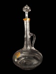 BACCARAT -  BELO DECANTER EM CRISTAL BACCARAT COM BRASÃO ESMALTADO DA FAMÍLIA ROBINSON (ESCÓCIA). LEMA INTEMERATA FIDES(FÉ INVIOLÁVEL), ESCUDO PARTIDO COM TRES ROSAS VERMELHAS DE TUDOR ALADA POR DOIS LEÕES RAMPANTES SOB COROA DE CONDE. GARGALO FACETADO. ALÇA LATERAL. ARREMATES EM OURO. LAPIDAÇÃO EM PONTA DE DIAMANTE NO TERÇO INFERIOR. SEC. XIX. 35 CM DE ALTURA