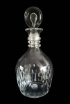 LINDA GARRAFA PARA WHISKY EM CRISTAL LAPIDADO. TERÇO INFERIOR LAPIDADO EM SULCOS. INSCRIÇÃO ASSIDADA WISKY. INGLATERRA, INICIO DO SEC. XX. 29 CM DE ALTURA
