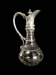 WMF  BELO DECANTER EM CRISTAL COM GUARNIÇÃO EM METAL PRATEADO. GARGALO TEM LAPIDAÇÃO EM ALVÉOLOS. TERÇO INFERIOR ASSIDADO COM GUIRLANDAS, LAÇOS, ESCUDELAS E ELEMENTOS FLORAIS. ALEMANHA, INICIO DO SEC. XX. 32 CM DE ALTURA