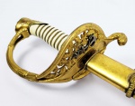 MARINHA DE GUERRA DO BRASIL. BELA ESPADA DE OFICIAL DA MARINHA DE GUERRA DO BRASIL. MODELO DO INÍCIO DO SÉCULO XX. METAIS REVESTIDO EM FINO OURO. GUARDA VAZADA, OSTENTANDO A ÂNCORA SÍMBOLO DA ARMADA NACIONAL. LÂMINA ADAMASCADA DECORADA COM NAU ANTIGA E BRASÃO DA REPÚBLICA BRASILEIRA. TAMBÉM FOLHAS DE ACANTO E TRIDENTE, PRIMAZIA DO REI DO MAR NETUNO. AINDA ANCORA E AS INICIAS EUB (ESTADOS UNIDOS DO BRASIL). AS ARGOLAS DE SUSTENTAÇÃO SÃO PRESAS A BAINHA POR CINTA SIMULANDO CORDA DECORADA COM NÓ DE MARINHEIRO. O MAIS IMPRESSIONANTE NA ESPADA É O EXCEPCIONAL ESTADO DE CONSERVAÇÃO DE UMA PEÇA QUE BEIRA OS CEM ANOS. MARCAS CA MANUFATURA ABRAMO EBERLE DO RIO GRANDE DO SUL.  PEÇA COMPLETA, COM BAINHA DE COURO. BRASIL, DÉCADA DE 30. 95 CM DE COMPRIMENTO.