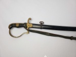 SABRE DO EXÉRCITO ALEMÃO 3. REICH. DITA ESPADA CABEÇA DE POMBA. É UM EXEMPLO ANTIGO E É COMPOSTA DE UMA BASE DE METAL DE BOA QUALIDADE REVESTIDO EM OURO. A PEGA É DECORADA COM FOLHAS DE CARVALHO EM RELEVO. A GUARDA TEM FEITIO DITO P. A GUARDA CRUZADA APRESENTA UMA ÁGUIA DE ASAS ABERTAS COM A CABEÇA VIRADA PARA A ESQUERDA DO OBSERVADOR. O PÁSSARO SEGURA UMA COROA DE SUÁSTICA MÓVEL COM SUAS GARRAS. HÁ EXCELENTES DETALHES  NAS PENAS DO PEITO, NAS ASAS E NAS GARRAS DO PÁSSARO. A BAINHA AINDA CONSERVA A PINTURA ORIGINAL EM NEGRO. LAMINA DA MARCA SOLINGEM. FIADOR ORIGINAL. ALEMANHA, DEC. 1930. 94 CM DE COMPRIMENTO.ATENÇÃO: A venda desse Item não Promove ou glorifica violência ou intolerância racial. Está à venda apenas para fins de preservação da memória histórica. Organização do leilão não faz apologia a quaisquer movimentos políticos ou ideológicos, e repudia qualquer ideologia de cunho racista."NOTA: Durante a década de 1930 e no início dos anos da guerra, todos os candidatos a oficial que completassem seus exames tinham o direito de comprar uma espada para usar com seu uniforme de gala. Muitas firmas de Solingen produziam espadas e cada uma tinha vários padrões de punho e lâmina disponíveis. Alguns exemplares eram mais caros do que outros, e a escolha do modelo ficava ao gosto e na carteira do comprador.