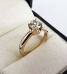 LINDO ANEL SOLITÁRIO DE BRILHANTE EM GARRA REFORÇADA EM OURO AMARELO 18K. PEDRA TEM 1,12 CT. MUITO VIVA E CLARA! CLASSIFICAÇÃO SI1. ARO 15. 5G