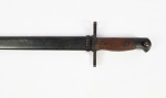 TROFÉU DE GUERRA  BAIONETA JAPONESA DA SEGUNDA GUERRA MUNDIAL DE UM FUZIL ARIZAKA. CONSIDERADO O MAIS EFICIENTE EM USO PELAS TROPAS IMPERIAS JAPONESAS. BAINHA EM METAL. LAMINA EM ÓTIMO ESTADO. 53 CM DE COMPRIMENTO. JAPÃO, PRIMEIRA METADE DO SEC. XX. 53 CM DE COMPRIMENTO.NOTA: Projetado no início de 1900, o Arisaka era um dos fuzis de ação mais comuns vistos nas mãos do Exército Imperial Japonês. Embora não seja tão poderoso quanto seu sucessor, o Type 99, foi bem projetado e gozou de amplo uso e respeito dos soldados que o colocaram em combate.  Baioneta japonesa segunda guerra mundial fuzil arizaka  