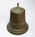 SINO EM BRONZE DO NAVIO BRASILEIRO ITAIMBÉ  GRANDE SINO EM BRONZE PROVENIENTE DO NAVIO ITAIMBÉ DE PROPRIEDADE DA COMPANHIA LLOYD BRASILEIRO. FOI CONSTRUÍDO EM 1927 E VENDIDO PARA DESMANCHE EM 1962. CONSTRUÍDO NA FRANÇA TINHA MECANISMO A VAPOR. EM 1945 TRANSPORTOU DE VOLTA PRACINHAS BRASILEIROS DO CEARÁ QUE RETORNARAM DA ITALIA APÓS A SEGUNDA GUERRA MUNDIAL E FORAM RECEBIDOS FESTIVAMENTE NO PORTO. NESSE NAVIO NASCEU EM ALTO MAR NO DIA 28 DE JUNHO DE 1929  O EX PRESIDENTE ITAMAR FRANCO. FOI ARREMATADO EM LEILÃO PROMOVIDO PELA CASA LEILOEIRA SORAIA CALS DO RIO DE JANEIRO. BRASIL, INICIO DO SEC. XX. 31 CM DE ALTURA