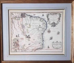 NICOLAS DE FER (1649  1720) - LE BRÉSIL DONT LES CÔTES SONT DIVISÉES EN CAPITAINERIES: DRESSÉ SUR LES DERNIERES RELATIONS DE FLIBUSTIERS ET FAMEUX VOYAGEURS. PARIS FRANÇA, 1719. 1 RARO MAPA DO BRASIL DE AUTORIA DE  NICOLAS DE FER (1649  1720) PUBLICADO NA FRANÇA EM 1719. REPLETO DE ELEMENTOS ARTÍSTICOS TEM REPRESENTALÃO DAS CAPITANIAS, INDÍGENAS, ALDEIAS, ANIMAIS DA FAUNA BRASILEIRA. NAUS E MONSTROS MARINHOS. RARO E IMPORTANTE. EXEMPLAR DESSE MAPA FAZ PARTE DA COLEÇÃO DA BIBLIOTECA NACIONAL. FRANÇA, INICIO DO SEC. XVIII. 60 X 70 CM (COM A MOLDURA). SOMENTE O MAPA 42 X 50 CM. NOTA: Nicolas de Fer (1646 - 25 de outubro de 1720) foi um cartógrafo e geógrafo francês . Ele também foi um gravador e editor . Seus trabalhos focavam ficaram reconhecidos principalmente pela qualidade artística. De Fer era o caçula de três filhos de Antoine de Fer, que também era cartógrafo. 3 Quando ele tinha 12 anos, ele se tornou o aprendiz do gravador parisiense Louis Spirinx, e fez seu primeiro mapa, do Canal du Midi , aos 23 anos.  Após a morte de seu pai em junho de 1673, seu a mãe Geneviève inicialmente assumiu a empresa cartográfica, que havia começado a declinar.  Ela passou por ele e pelo ateliê , chamado Quai de L'Horloge, em direção a Nicolas em 1687 por causa de sua idade avançada. De Fer teve tanto sucesso em melhorar a firma que, em 1690, tornou-se o geógrafo oficial de Luís , Delfim da França .  Com o apoio das famílias reais espanhola e francesa, de Fer também se tornou geógrafo oficial de Filipe V e Luís XIV , os reis da Espanha e da França, respectivamente.  Por causa disso, seus mapas se tornaram propaganda Bourbon , endossando o rei francês Luís XIV .  Seu negócio floresceu, produzindo plantas urbanas, atlas , mapas de parede e mais de 600 mapas de folhas.  Ele fez mapas de lugares na Europa e América do Norte, incluindo a Nova Espanha ,  lugares fortificados por Vauban ,  os Países Baixos e a Guerra da Sucessão Espanhola . Em 1698, de Fer publicou um mapa da América do Norte, que incluía uma representação de castores construindo represas perto das Cataratas do Niágara . Dezessete anos depois, Herman Mollpublicou um mapa que plagiou elementos da obra de De Fer, particularmente a cena do castor. Ficou conhecido como "mapa do Beaver". De Fer tornou-se o geógrafo oficial do Rei da Espanha em 1720.  Dois de seus genros, Guillaume Danet e Jaques-François Bénard, continuaram a empresa após a morte de De Fer em 25 de outubro daquele ano até cerca de 1760. 