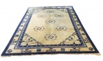 PEKIM - BELO TAPETE ORIENTAL EM LÃ URDIDO MANUALMENTE. ELEGANTE PADRONAGEM E TONALIDADES EM AZUL E CREME. CHINA, MEADOS DO SEC. XX. 2,95 X 205 CMNOTA: A produção em tapetes na China é rica em história - os tapetes chineses foram tecidos pela primeira vez há séculos por tribos nômades nas regiões de Sinkiang e Ninghsia, no oeste da China - mas não foi até o final do século 19 que a fabricação dos tapetes para exportação começaram a ser intensificadas. Usando técnicas de tecelagem muito semelhantes às da Pérsia, Índia e Ásia Central, os tapetes chineses (Pequim) eram construídos principalmente com lã de ovelha, atada à mão em teares verticais. Alguns tapetes eram tecidos inteiramente de seda ou tinham fibras de seda, enquanto um número menor usava pêlos de cabras, camelos e iaques. Embora um nó turco fosse ocasionalmente usado para a borda do tapete, nós persas eram normalmente usados para o campo. O pelo era relativamente longo e o nó - em 30-60 KPSI - grosso, mas o fio era torcido tão frouxamente que suas pontas se abriam e se espalhavam em tufos que davam uma aparência de superfície mais densa e suave.