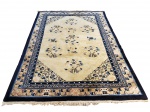 PEKIM - BELO TAPETE ORIENTAL EM LÃ URDIDO MANUALMENTE. ELEGANTE PADRONAGEM E TONALIDADES EM AZUL, CREME, VERDE E SALMÃO. CHINA, MEADOS DO SEC. XX. 250 X 173 CM